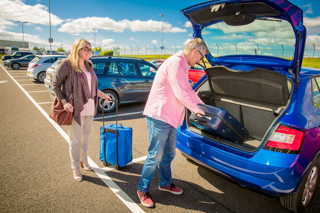 Couple de voyageurs avec des valises