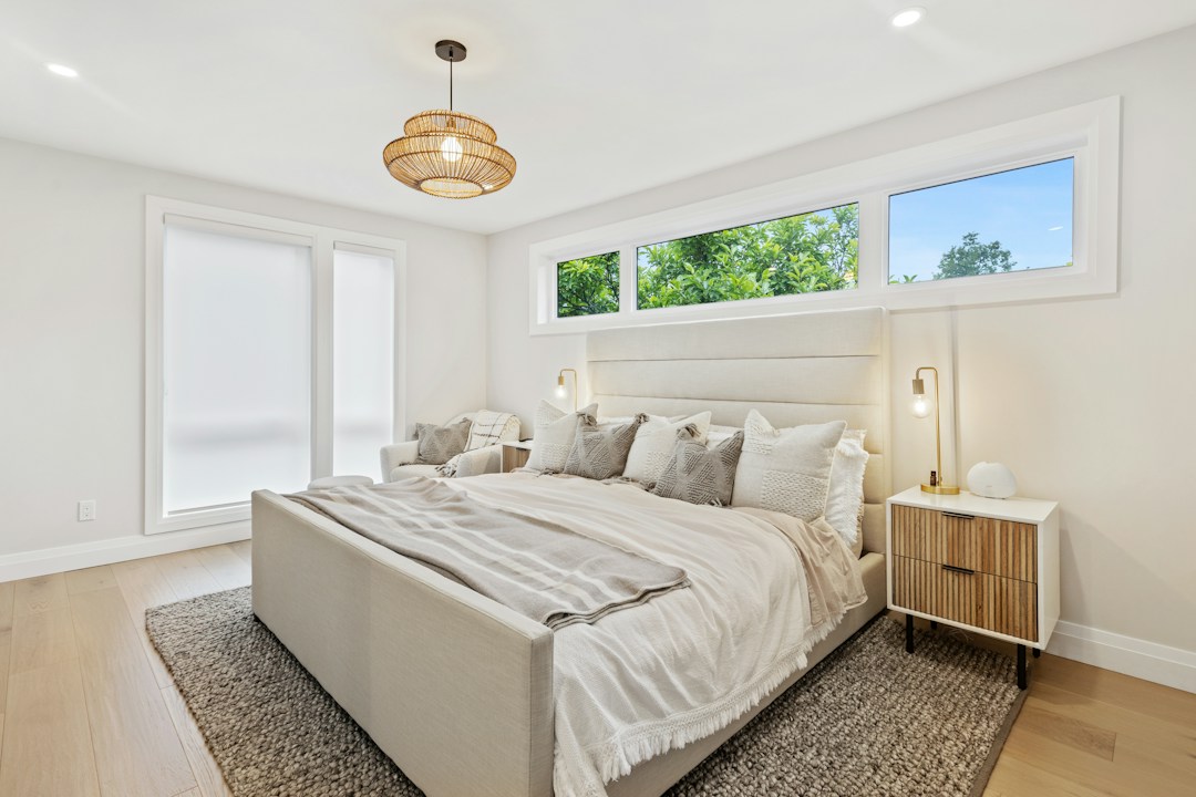 Chambre sobre et lit soigneusement préparé — Point3D Commercial Imaging Ltd. / Unsplash