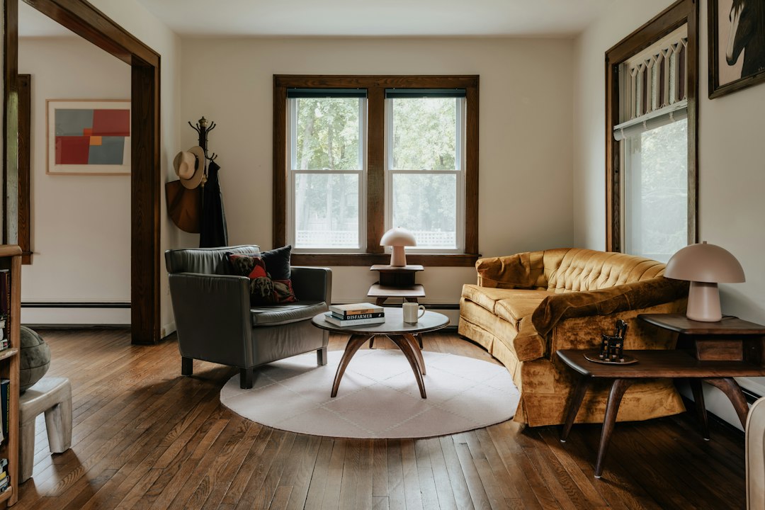 Salon chaleureux et lumineux