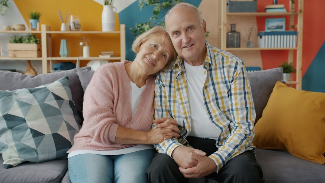 Couple de propriétaires seniors souriants