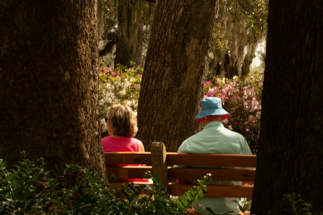 Couple profitant d’un moment de détente au jardin